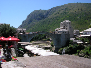 Le pont de  Mostar reconstruit a l identique